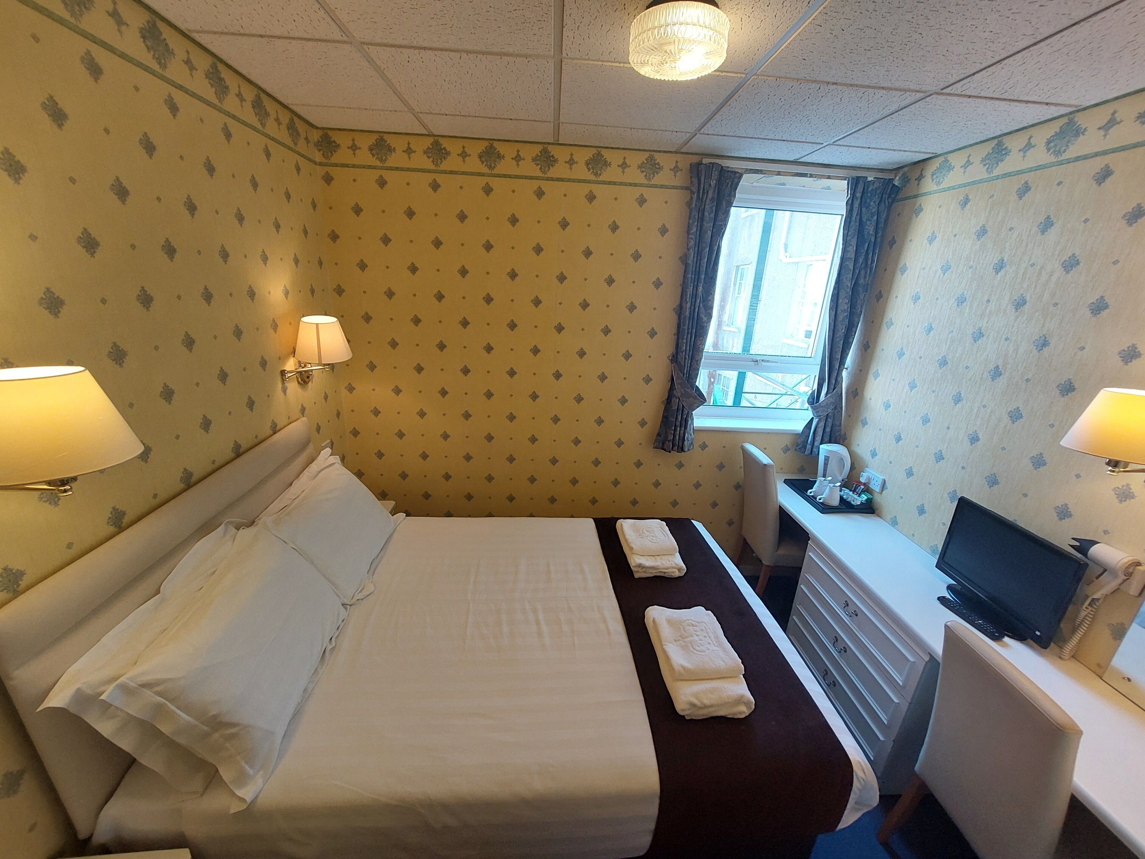 double room, 1 double bed, non smoking | iron/ironing board, bed sheets