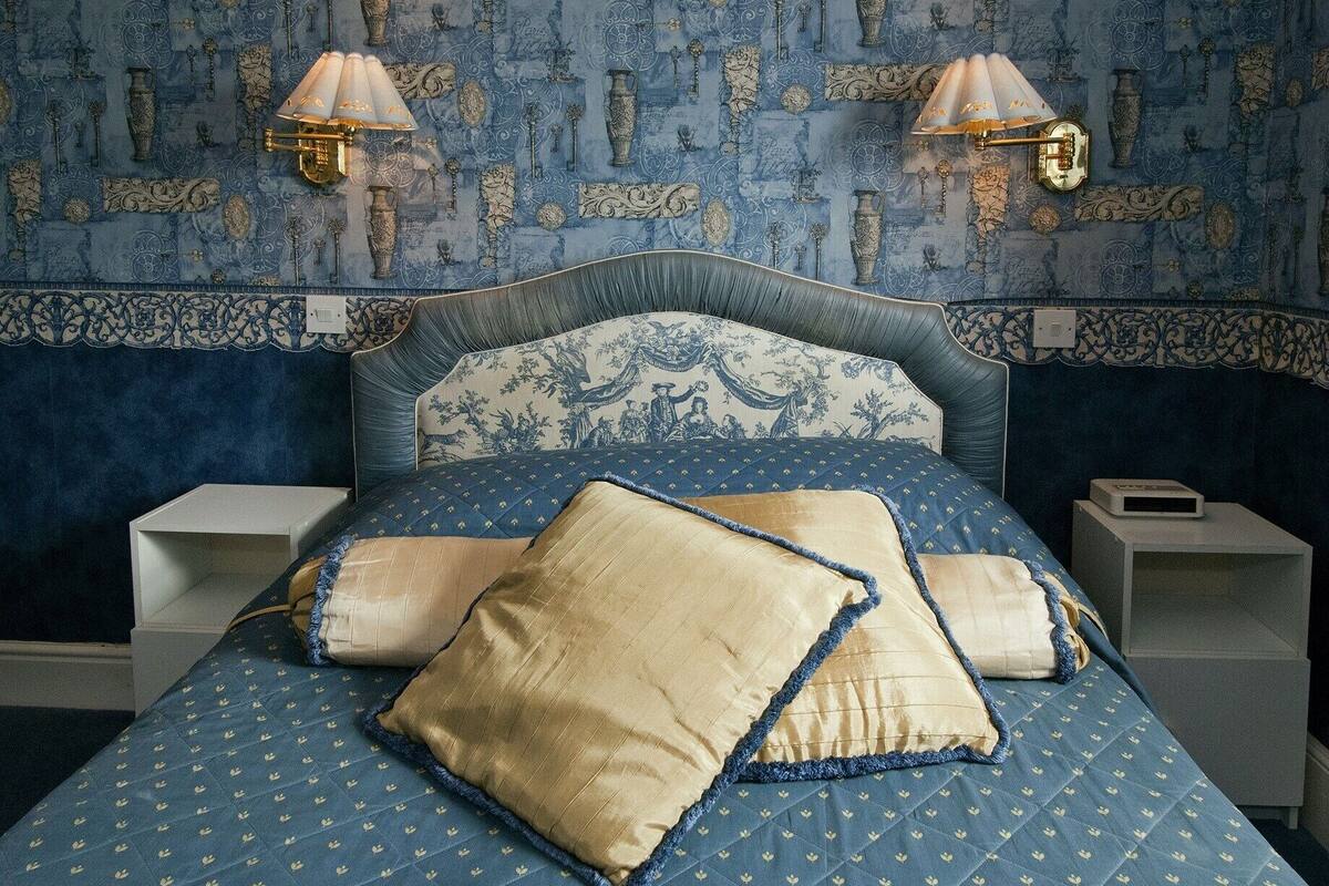 Iron/ironing board (on request), bed sheets