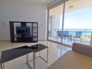 Living area - Paradise Palms Seaview Apartment (Larnaca)