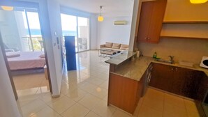 Un apartamento moderno con cocina, comedor y balcón con vistas.