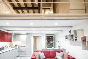 Maisonette, Blick auf den Innenhof | Wohnbereich | LCD-Fernseher