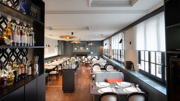 Petit déjeuner buffet (12 EUR par personne)