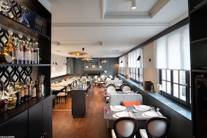 Petit déjeuner buffet (12 EUR par personne)