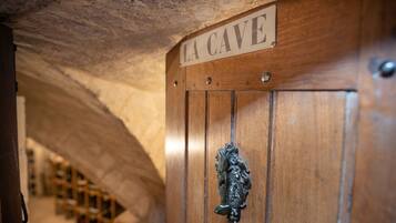 Una porta de fusta amb un rètol que diu "LA CAVE" i un tirador metàl·lic decoratiu.