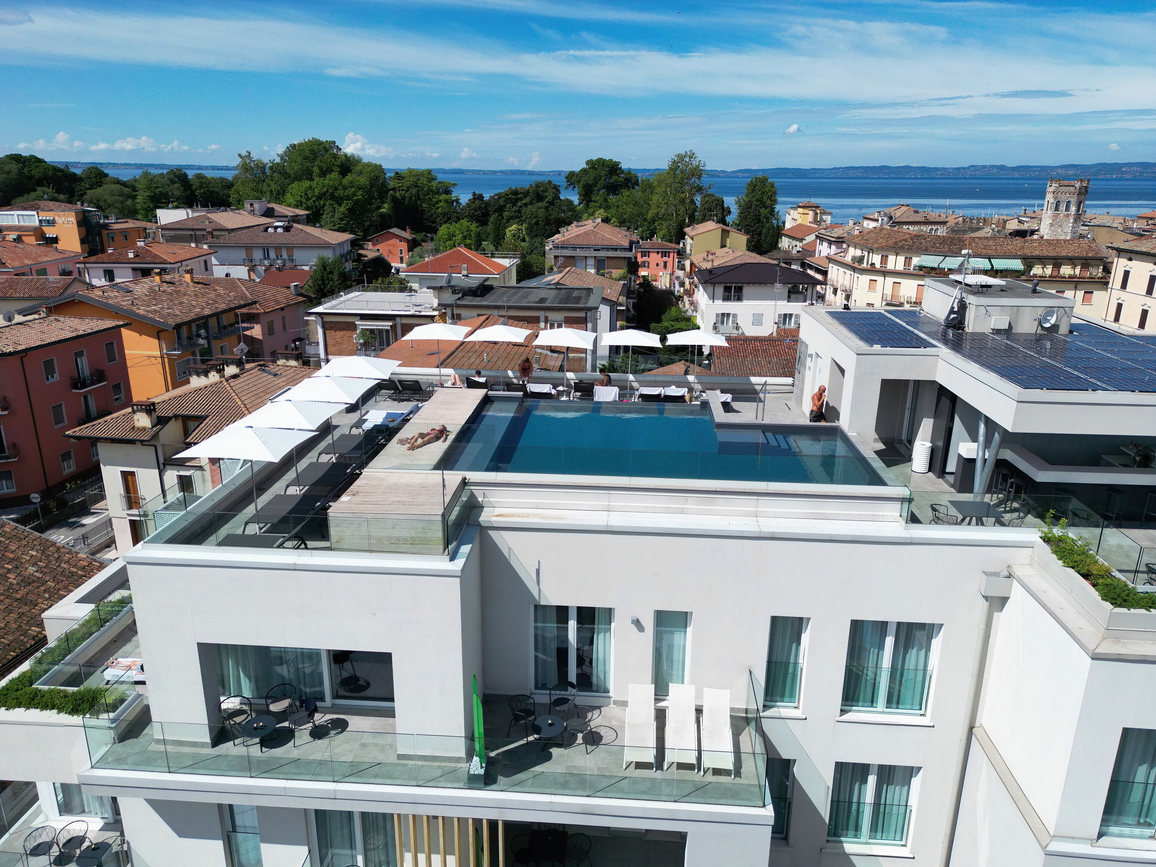 Piscine extérieure, parasols de plage, chaises longues