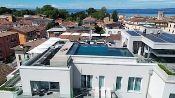 Piscine extérieure, parasols de plage, chaises longues