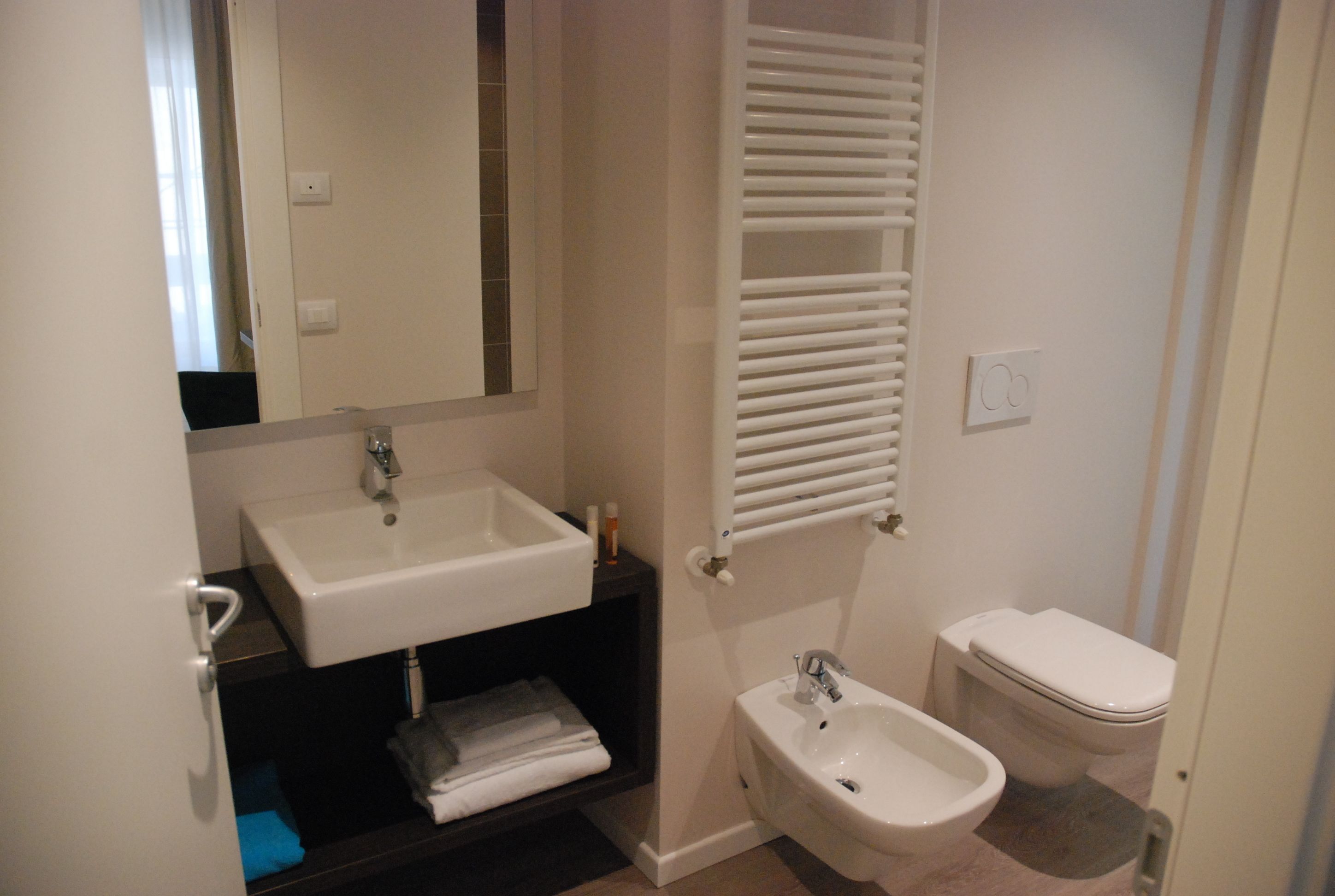 Une petite salle de bain avec un lavabo, un bidet et des toilettes.