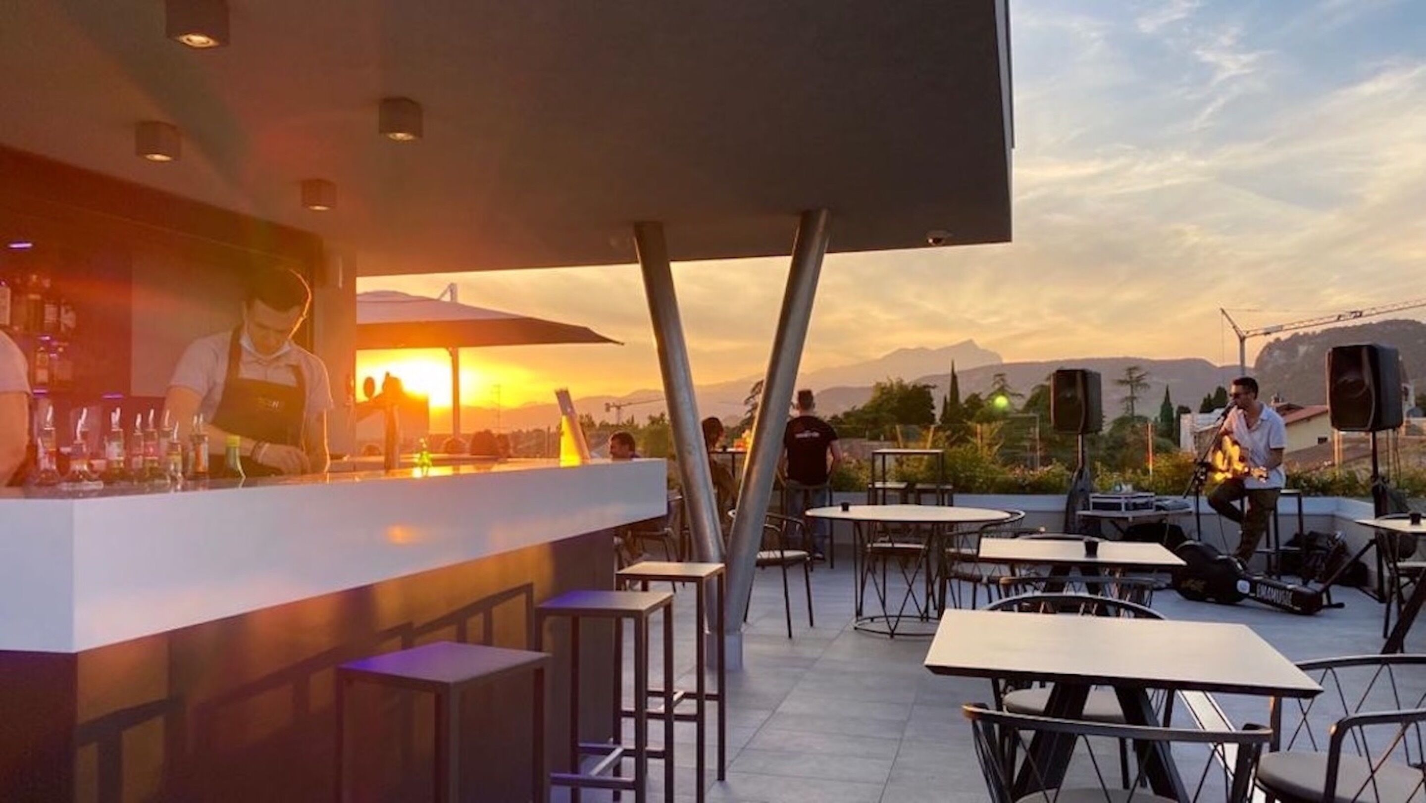 Bar en bord de piscine