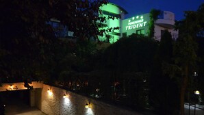 A building with a sign that reads "Pension Trident." - Pensiunea Trident (Hateg)