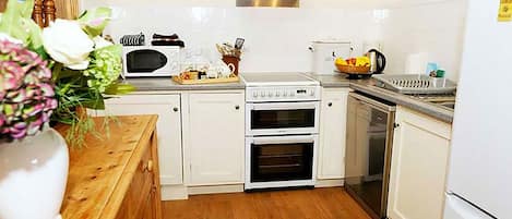 Cottage | Cuisine privée | Réfrigérateur, micro-ondes, four, plaque de cuisson