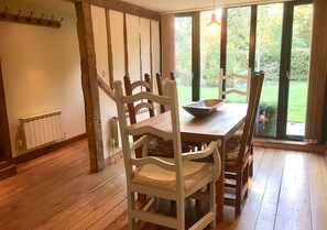 LACKFORD LAKES BARNS: THE CART LODGE | In-room dining - Lackford Lakes Barns (Bury St Edmunds)