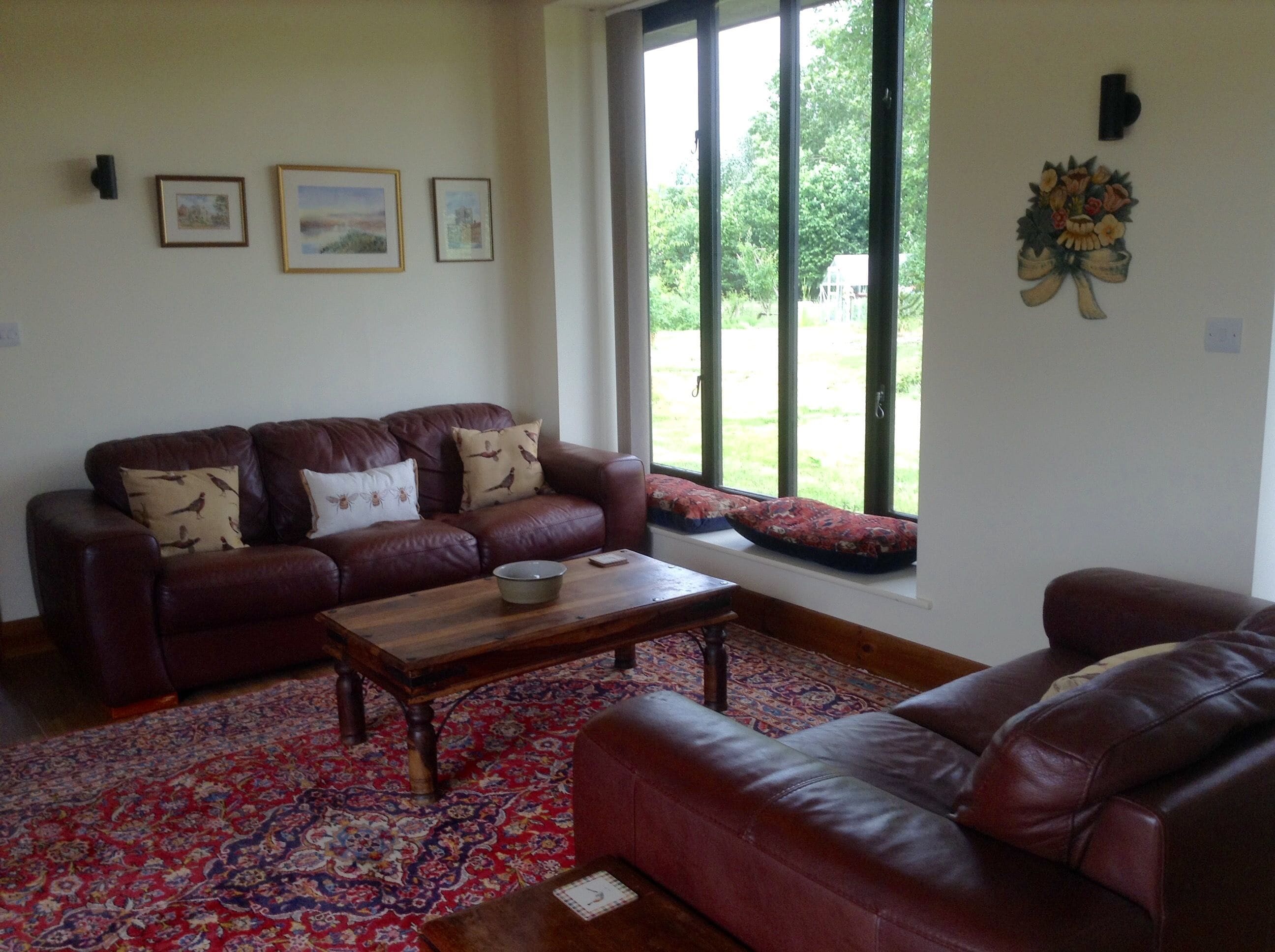 LACKFORD LAKES BARNS: BARN OWL BARN | Garden view