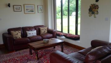 LACKFORD LAKES BARNS: BARN OWL BARN | Garden view