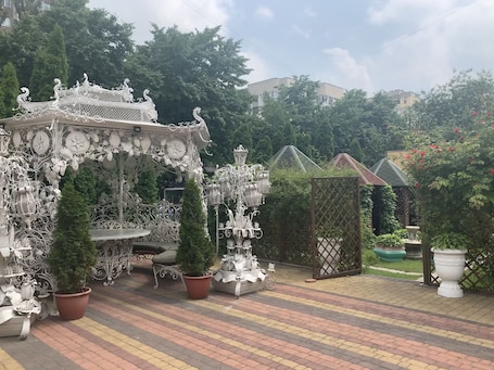 Lunch and dinner served