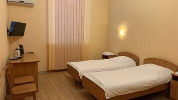 Escritorio, tabla de planchar con plancha y camas plegables/adicionales