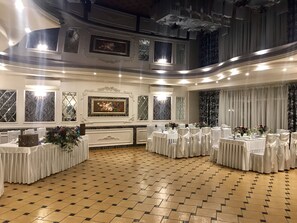 Lunch and dinner served