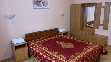 Escritorio, tabla de planchar con plancha y camas plegables/adicionales