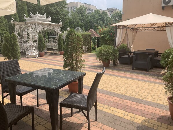 Lunch and dinner served