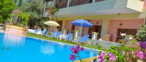 Außenpool (je nach Saison geöffnet), Sonnenschirme, Liegestühle