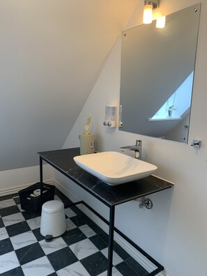 Habitación cuádruple básica, varias camas, vistas al jardín | Baño | Ducha, cabezal de ducha tipo lluvia, secador de pelo y toallas