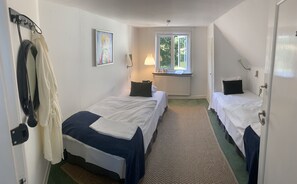 Habitación económica con 1 cama doble o 2 individuales, 2 camas individuales | Cunas o camas infantiles gratuitas, wifi gratis, ropa de cama