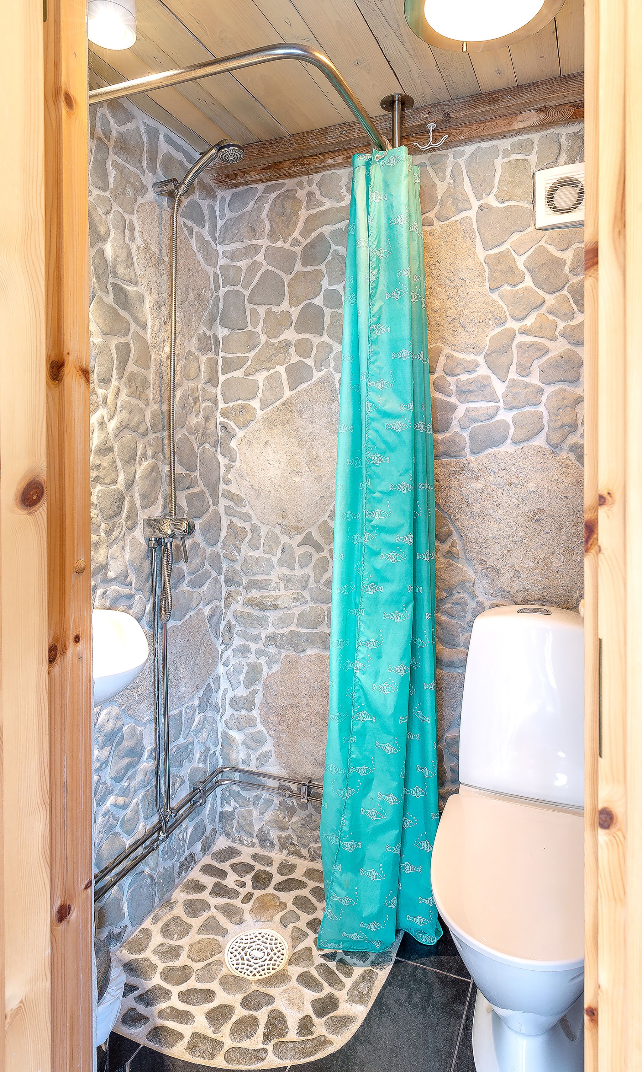 Deluxe Room | Bathroom shower