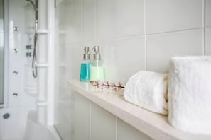 Articles de toilette gratuits, sĂšche-cheveux, serviettes fournies