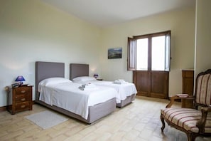 Skrivbord, mörkläggningsgardiner, extrasängar och sängkläder