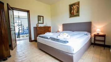 Kahden hengen huone, näköala puutarhaan | Työpöytä, pimennysverhot, lisävuoteet, vuodevaatteet