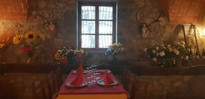 供應午餐及晚餐；本地菜