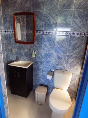 Traditional Double Room, Garden View | Bathroom