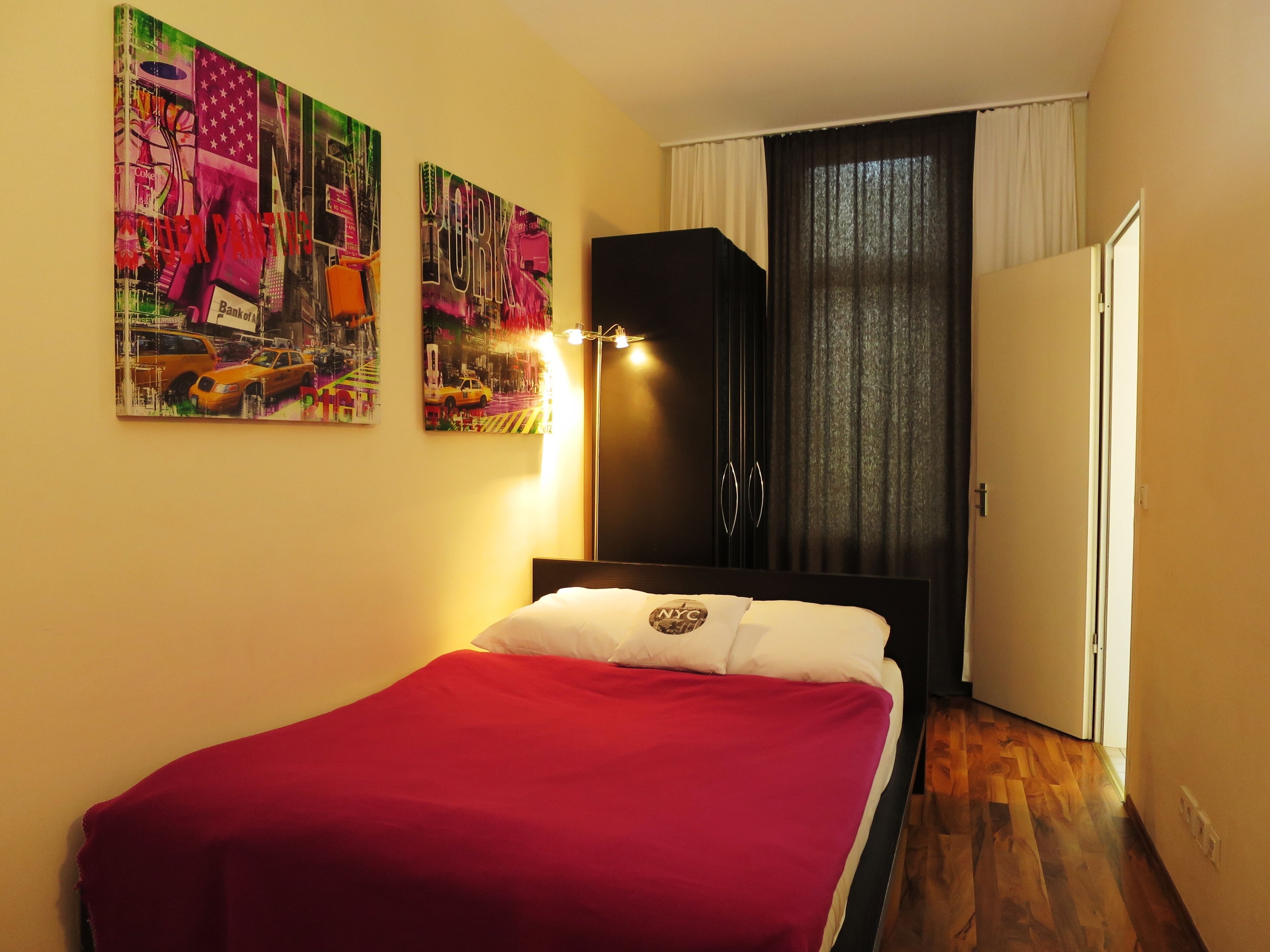 Dobbeltrom – design | Individuelt dekorert, blendingsgardiner og lydisolert