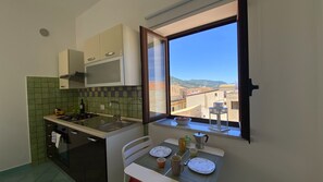 Dúplex, 1 habitación (1) | Cocina privada | Frigorífico, horno, placa de cocina y utensilios de cocina