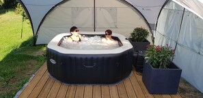 Outdoor spa tub