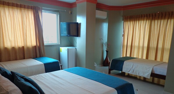 Family Quadruple Room, Multiple Beds, Non Smoking, Sea View | Egyptian cotton sheets, premium bedding, down comforters - Hotel Hamilton (Manta)