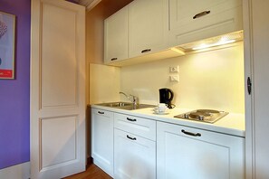 Apartment, 1 Bedroom (Turandot) | Private kitchenette | Fridge, microwave, stovetop - Appartamento Puccini (Florence)