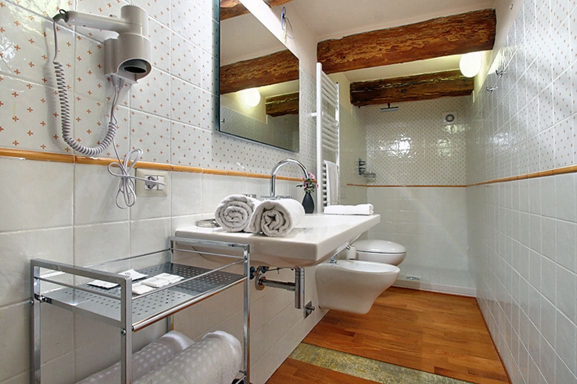 Appartement, balkon (Fanciulla del West) | Badkamer | Een douche, een bidet, handdoeken