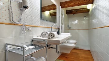 Appartamento, balcone (Fanciulla del West) | Bagno | Doccia, bidet, asciugamani