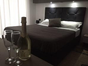 Cubrecamas, colchones con efecto memoria y minibar