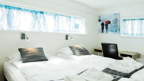 Dobbelt- eller tomannsrom, privat bad (102) | Skrivebord, blendingsgardiner og strykejern/-brett