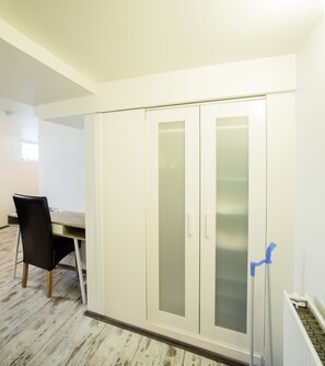 Desk, blackout curtains, iron/ironing board, free cots/infant beds - Guesthouse 77 (Eyrarbakki)