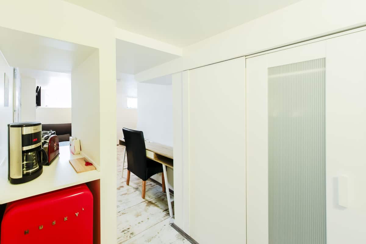 Family Quadruple Room, Private Bathroom (101) | Desk, blackout drapes, iron/ironing board, free cribs/infant beds
