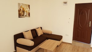 Appartement, 2 chambres, balcon | Aire de séjour | Téléviseur à écran plat