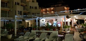 Piscine extérieure, accès possible de 10 h à 21 h, chaises longues