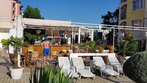 Eine Außenbar mit Sitzgelegenheiten und einer Theke.