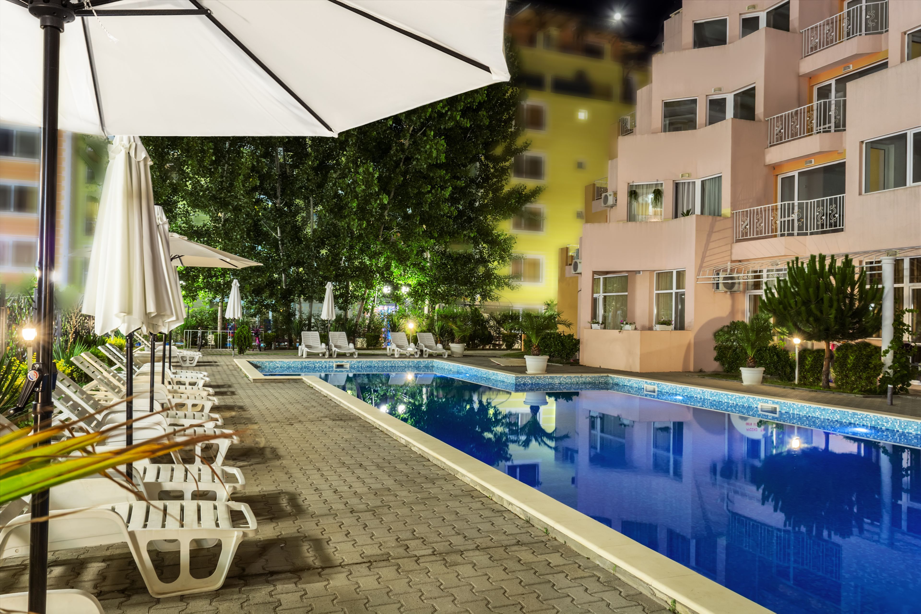 Bagian depan properti - sore/malam