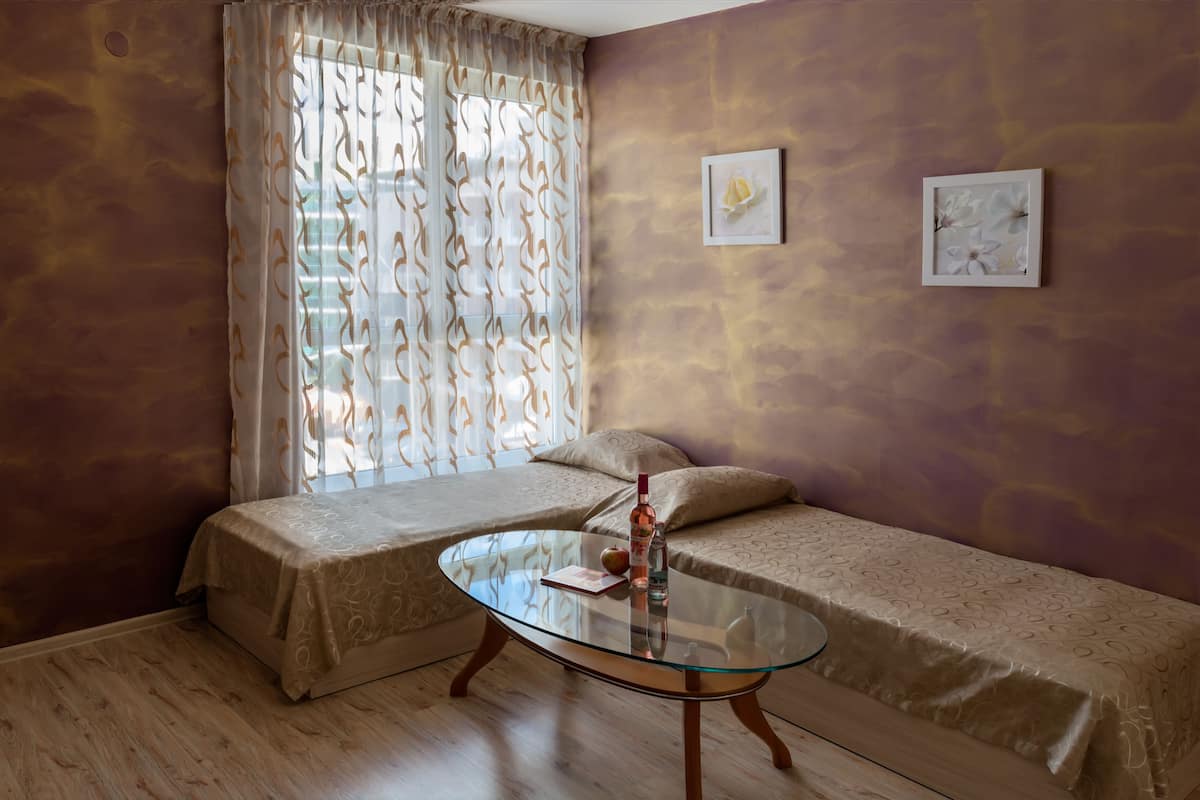 Suite, 1 Bedroom, Street View
