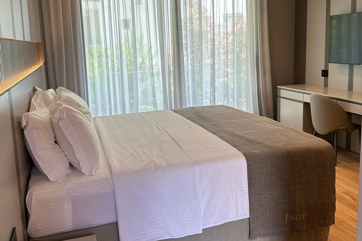 Habitación con 1 cama doble o 2 individuales, vistas parciales al mar | Sábanas de algodón egipcio y ropa de cama de alta calidad