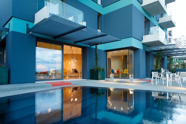 季节性开放的室外游泳池，07:00 至 21:00 开放，池畔遮阳伞，日光浴躺椅