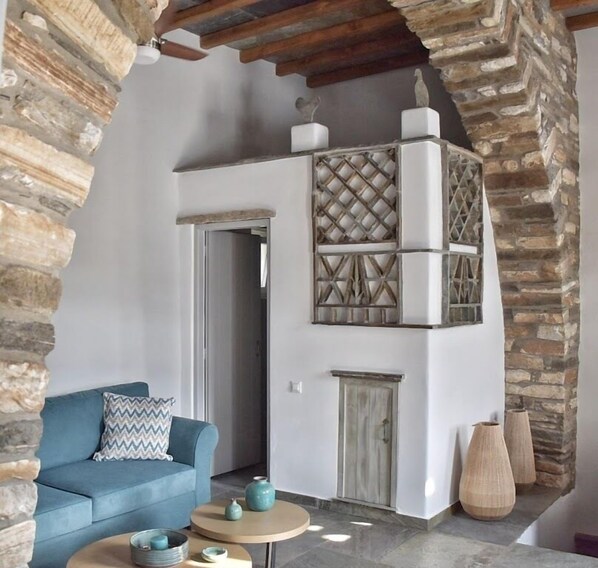 Smart TV, Netflix, toys, streaming services - Tinoshomelidays Residences (Tinos)